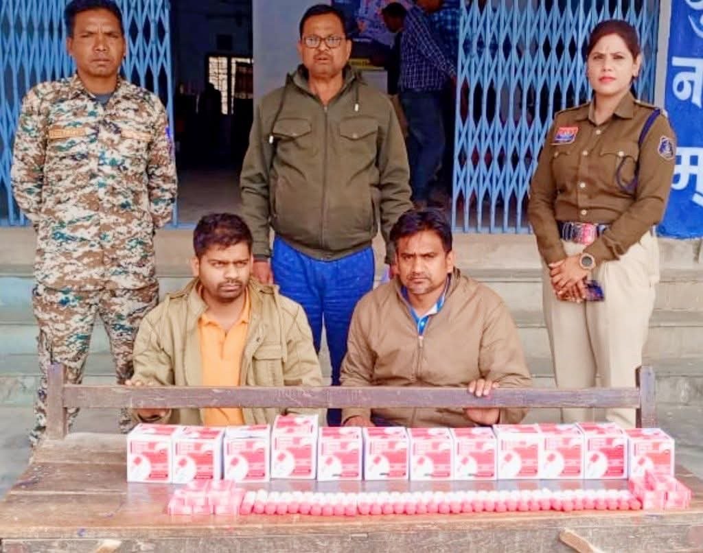 नशे के लिए व्हाइटनर बेचने वाले दो स्टेशनरी संचालक गिरफ्तार, भेजा जेल,